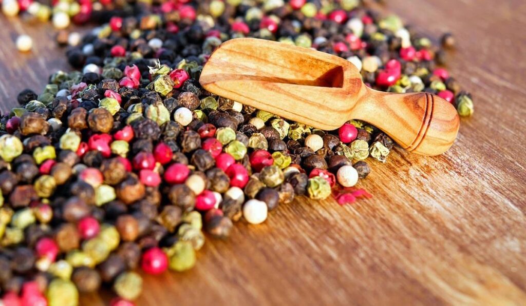 Piperyna – właściwości, zastosowanie i wpływ na odchudzanie piperyna