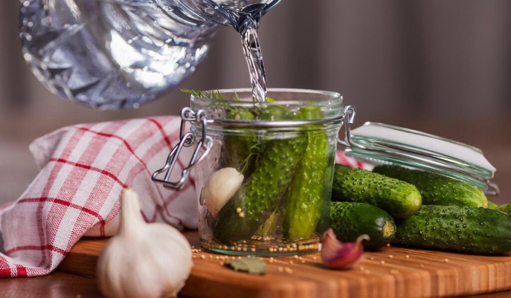 Woda (sok) z ogórków kiszonych na pasożyty: jak stosować? woda z kiszonych ogórków